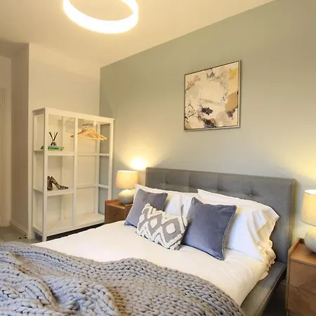 Cabot Mews 5 *